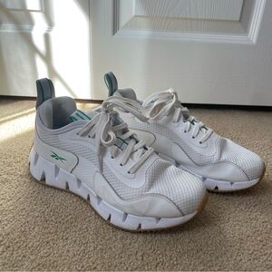 Like new white reebok sneakers
